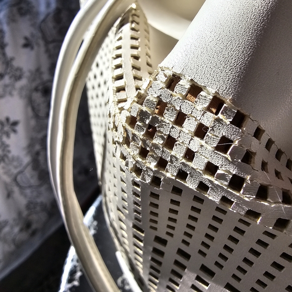 🍋 Vegan leather festival bucket bag with punch out detail - Picture 10 of 13